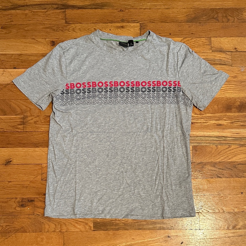 Boss Men's Gray Tee with Red Logo Pattern